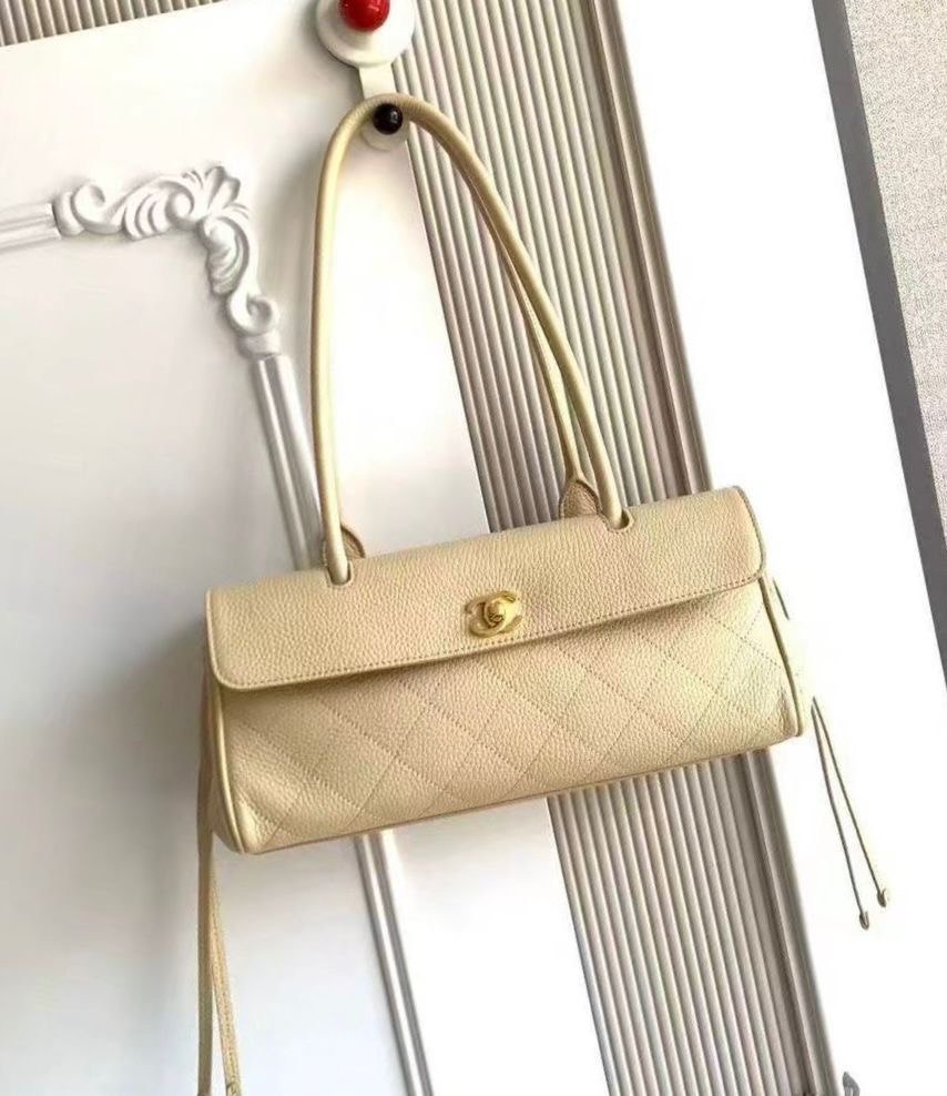 Chanel Medium photo 5