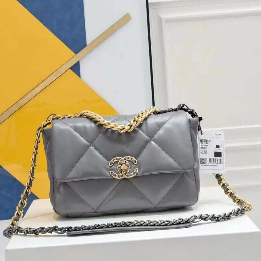 Chanel 19 Flap Bag photo 1