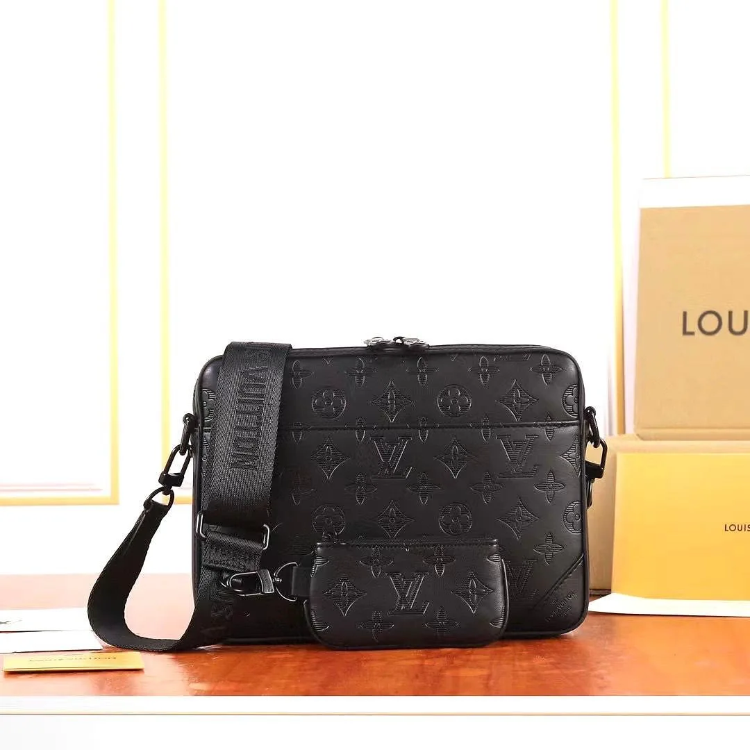 Louis Vuitton Trio Messenger photo 1